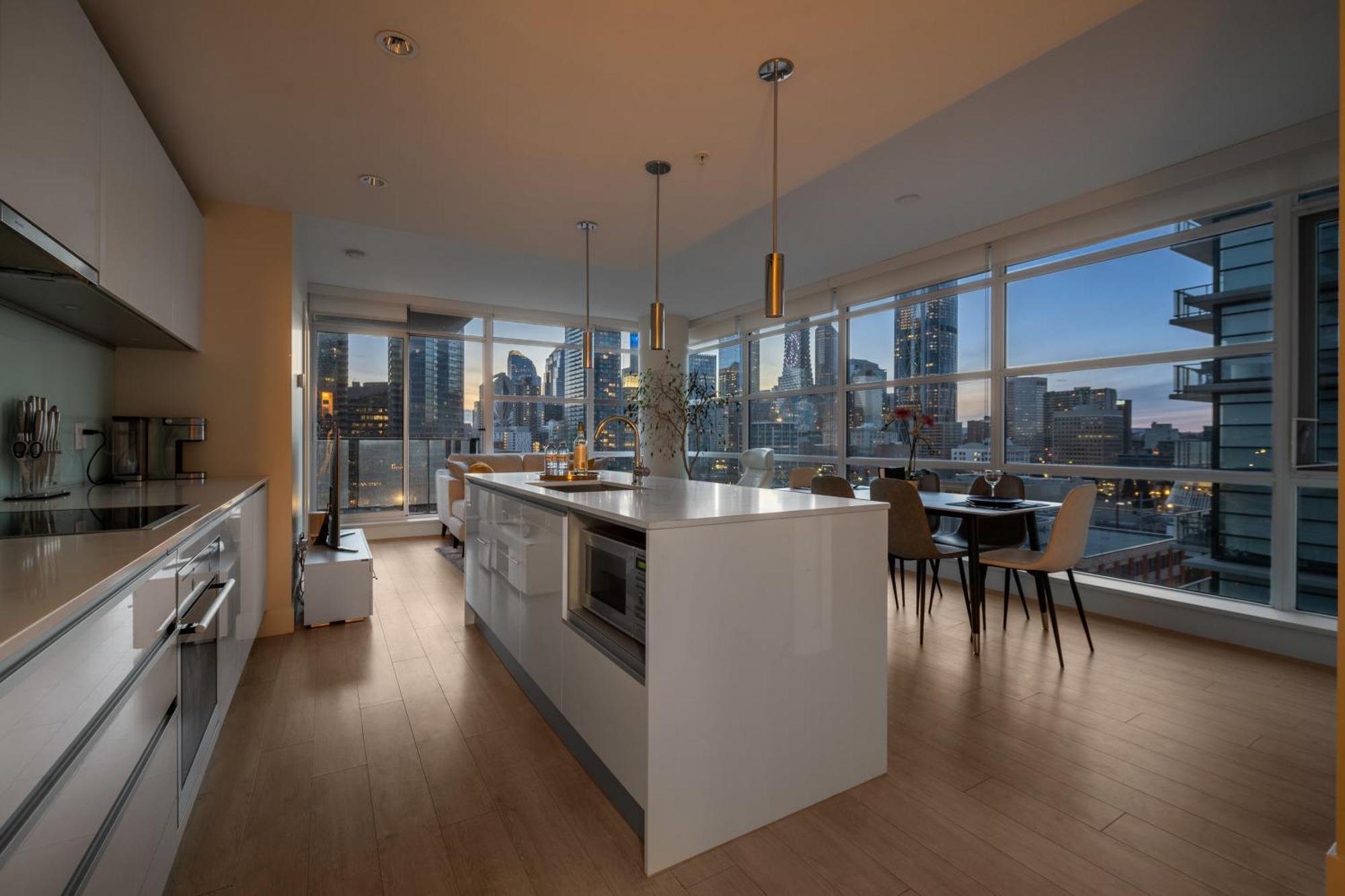 Luxury Corner Unit Dt W Panoramic Skyline & Tower Views! Near Stampede, Bmo Centre! Free Banff Pass, Parking, Wine! Holiday home Calgary