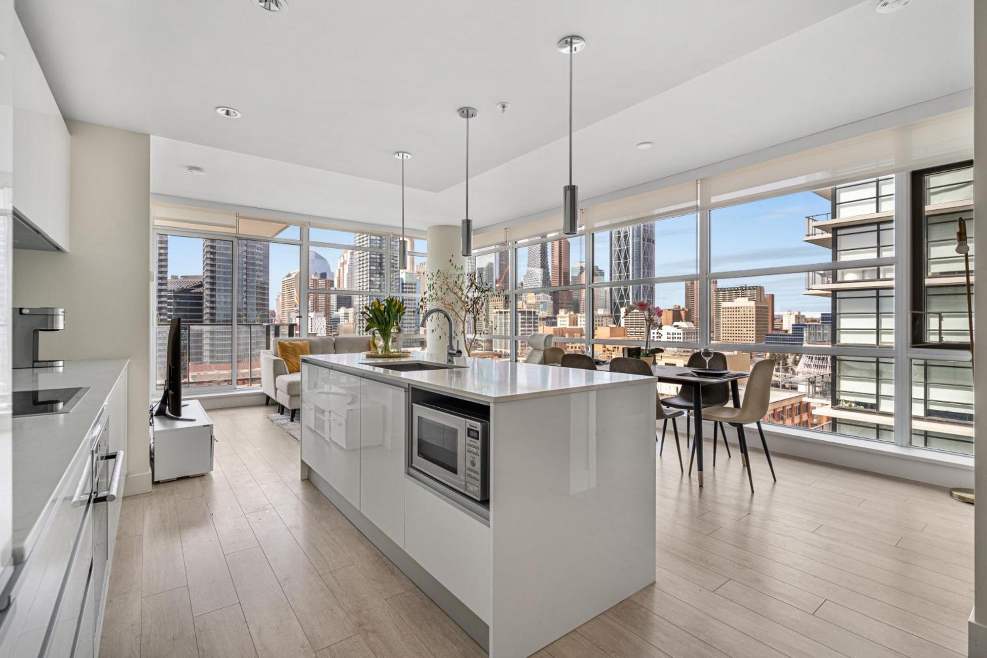 5-min Walk To Stampede!! Luxury Corner Unit Dt W Panoramic Skyline & Tower Views! Near Stampede, Bmo Centre! Free Banff Pass, Parking, Wine! Hébergement de vacances