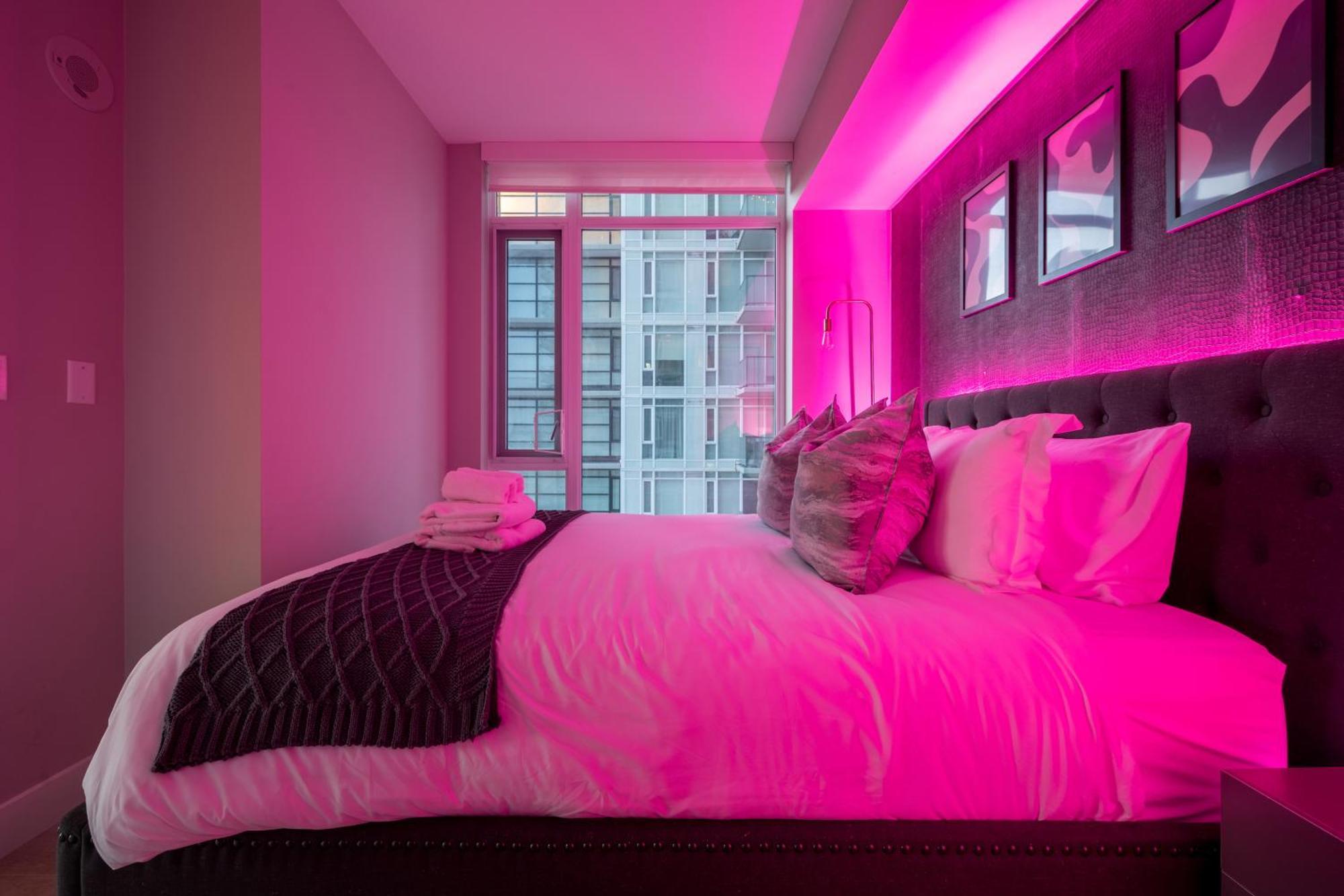 5-min Walk To Stampede!! Luxury Corner Unit Dt W Panoramic Skyline & Tower Views! Near Stampede, Bmo Centre! Free Banff Pass, Parking, Wine! * Calgary