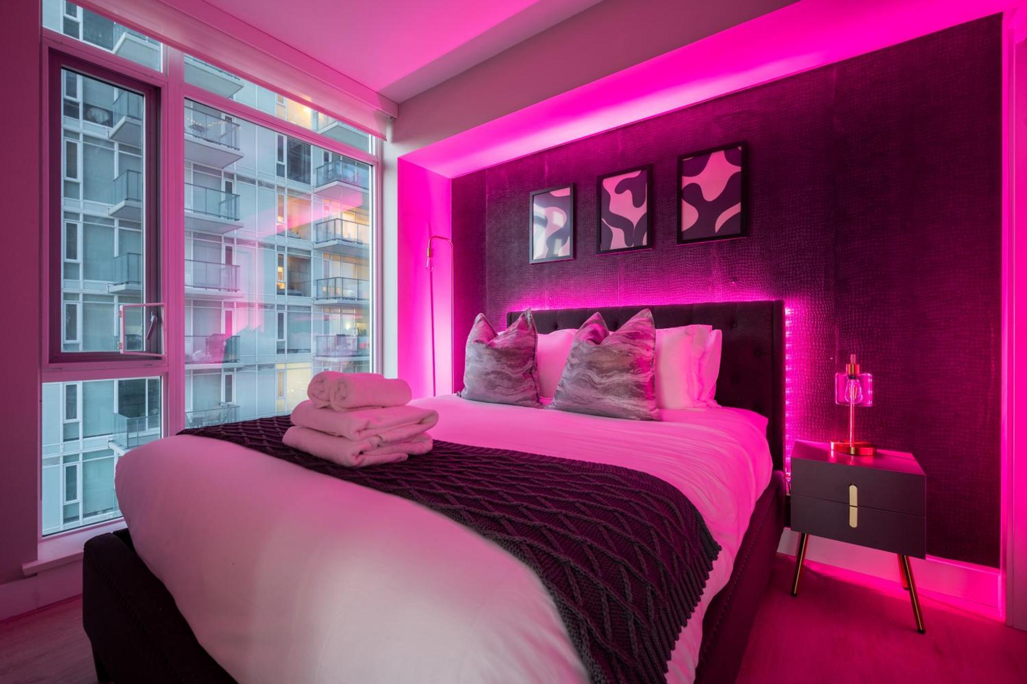 Luxury Corner Unit Dt W Panoramic Skyline & Tower Views! Near Stampede, Bmo Centre! Free Banff Pass, Parking, Wine!