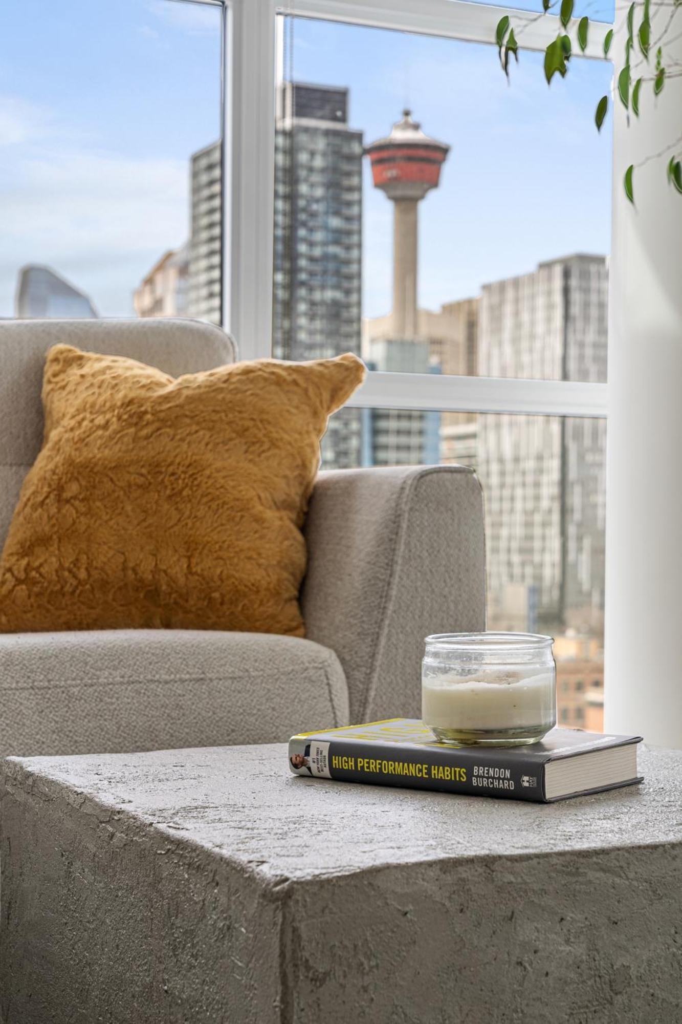 Luxury Corner Unit Dt W Panoramic Skyline & Tower Views! Near Stampede, Bmo Centre! Free Banff Pass, Parking, Wine! * Calgary