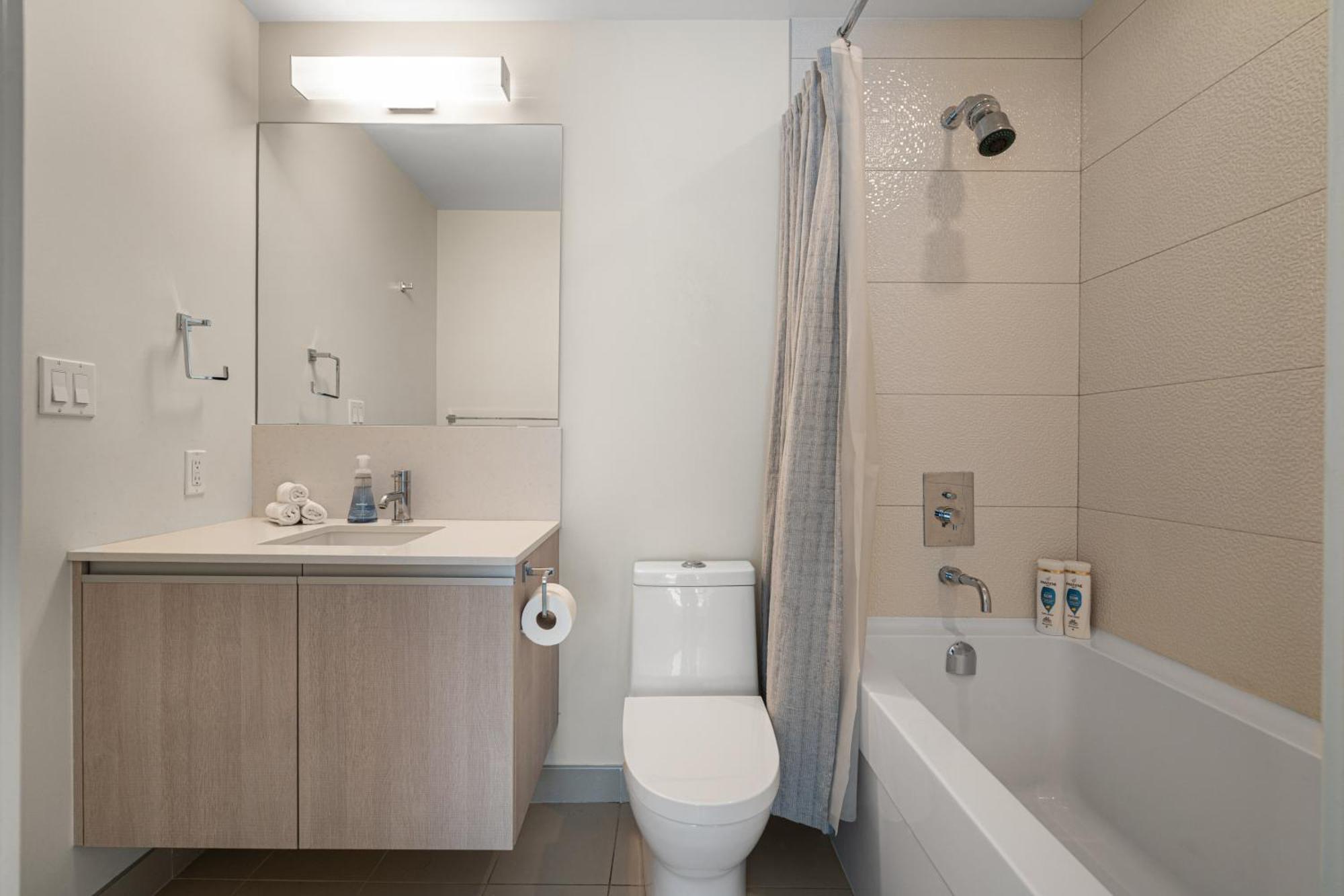 Luxury Corner Unit Dt W Panoramic Skyline & Tower Views! Near Stampede, Bmo Centre! Free Banff Pass, Parking, Wine! * Calgary