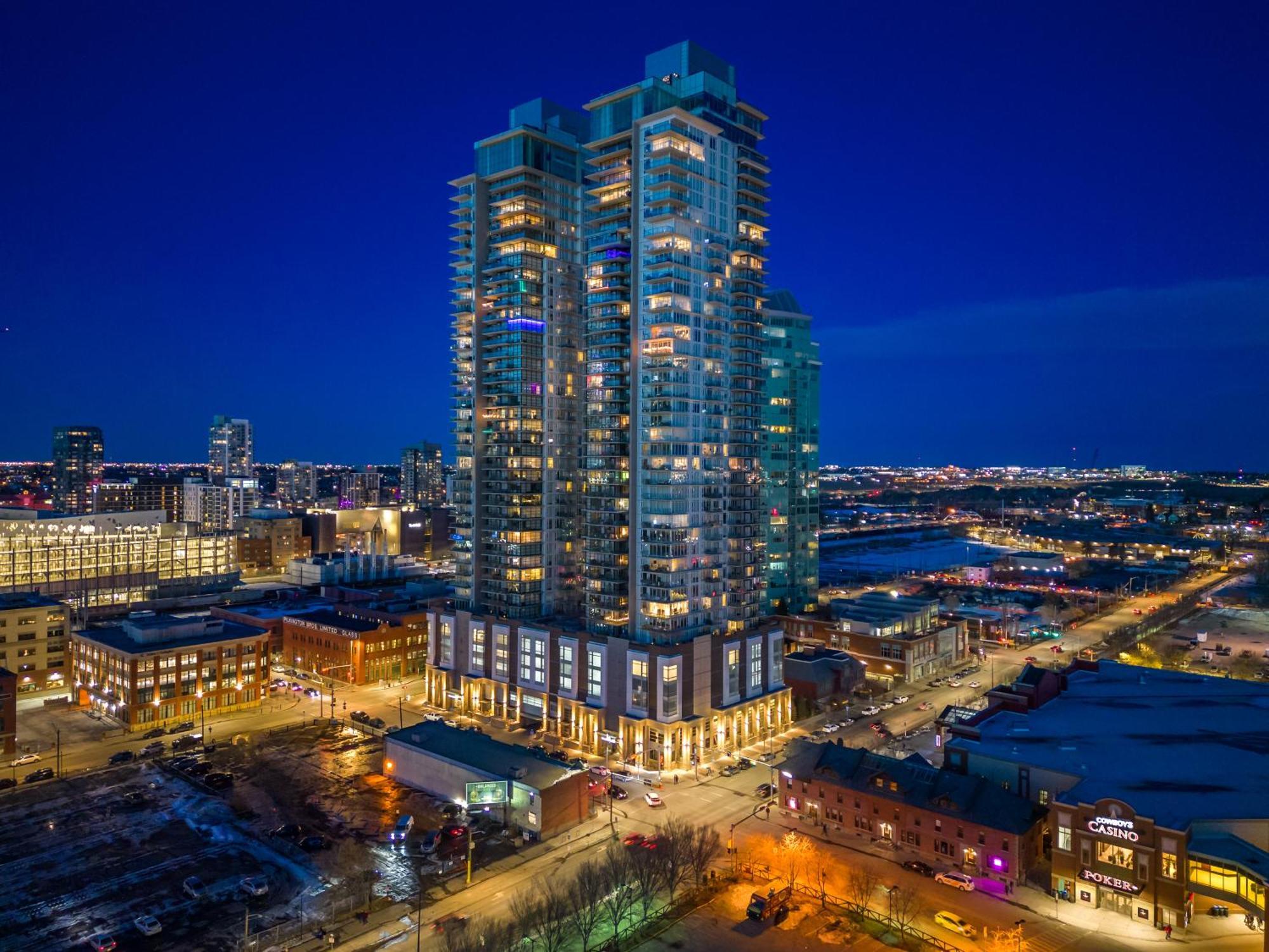 Holiday home Luxury Corner Unit Dt W Panoramic Skyline & Tower Views! Near Stampede, Bmo Centre! Free Banff Pass, Parking, Wine!