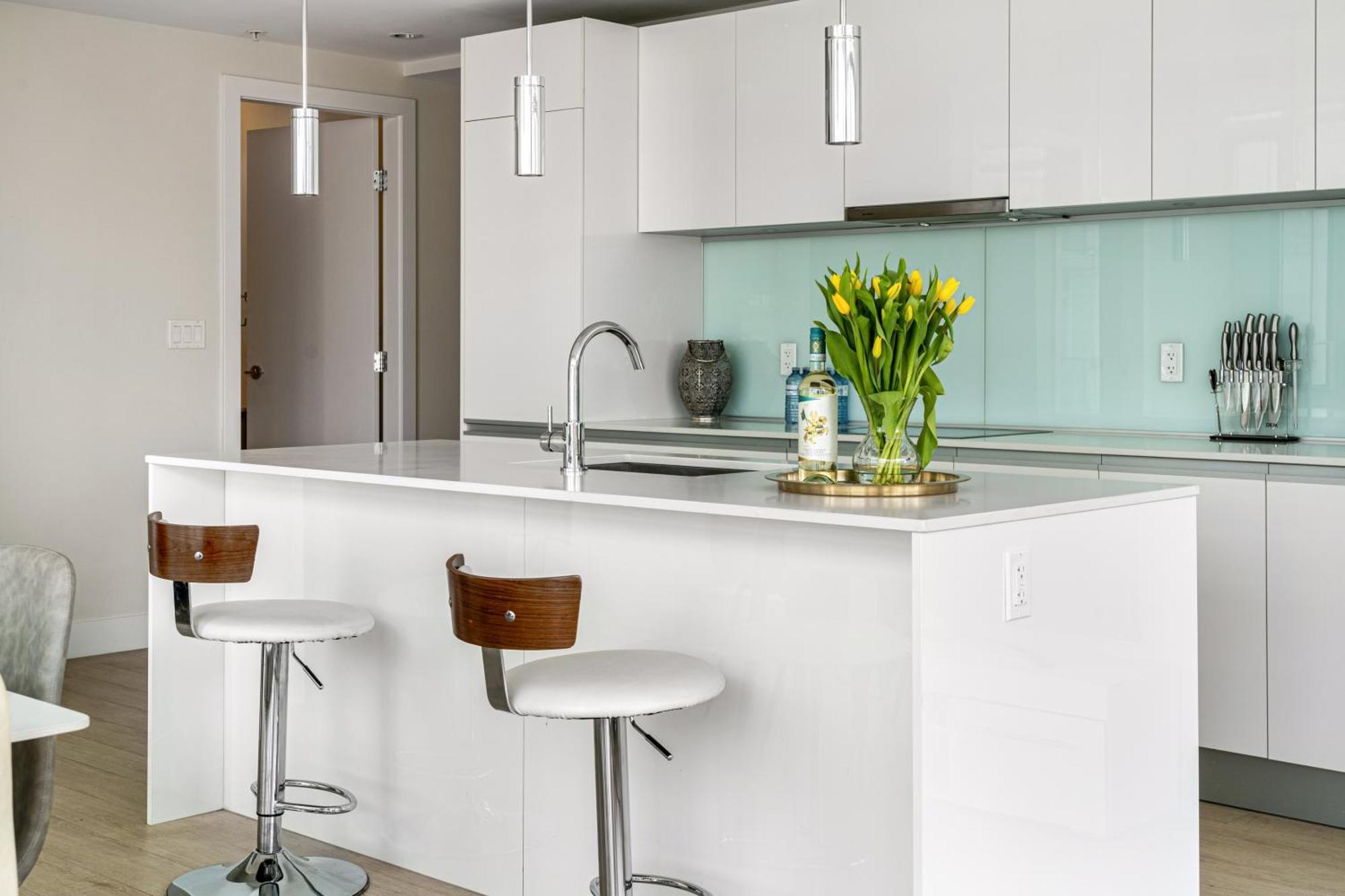 Luxury Corner Unit Dt W Panoramic Skyline & Tower Views! Near Stampede, Bmo Centre! Free Banff Pass, Parking, Wine! *