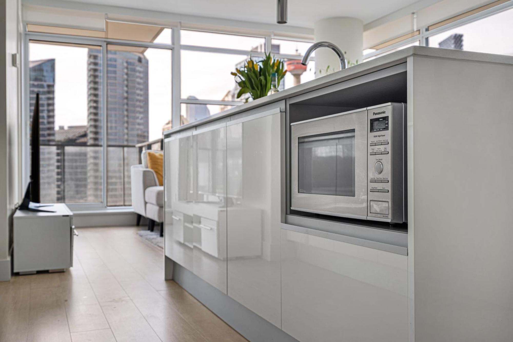 Luxury Corner Unit Dt W Panoramic Skyline & Tower Views! Near Stampede, Bmo Centre! Free Banff Pass, Parking, Wine! Holiday home *