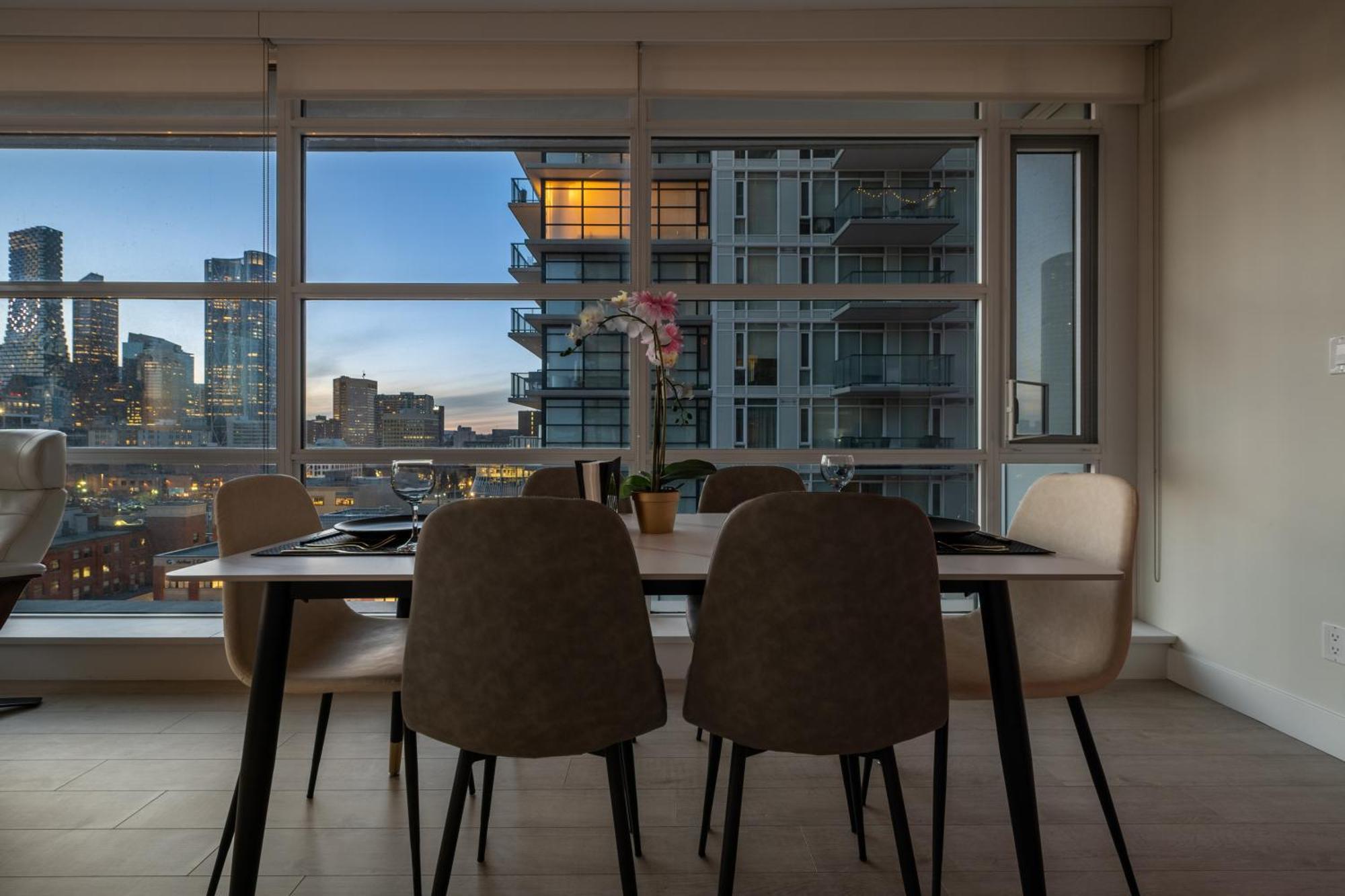 Holiday home Luxury Corner Unit Dt W Panoramic Skyline & Tower Views! Near Stampede, Bmo Centre! Free Banff Pass, Parking, Wine! Calgary