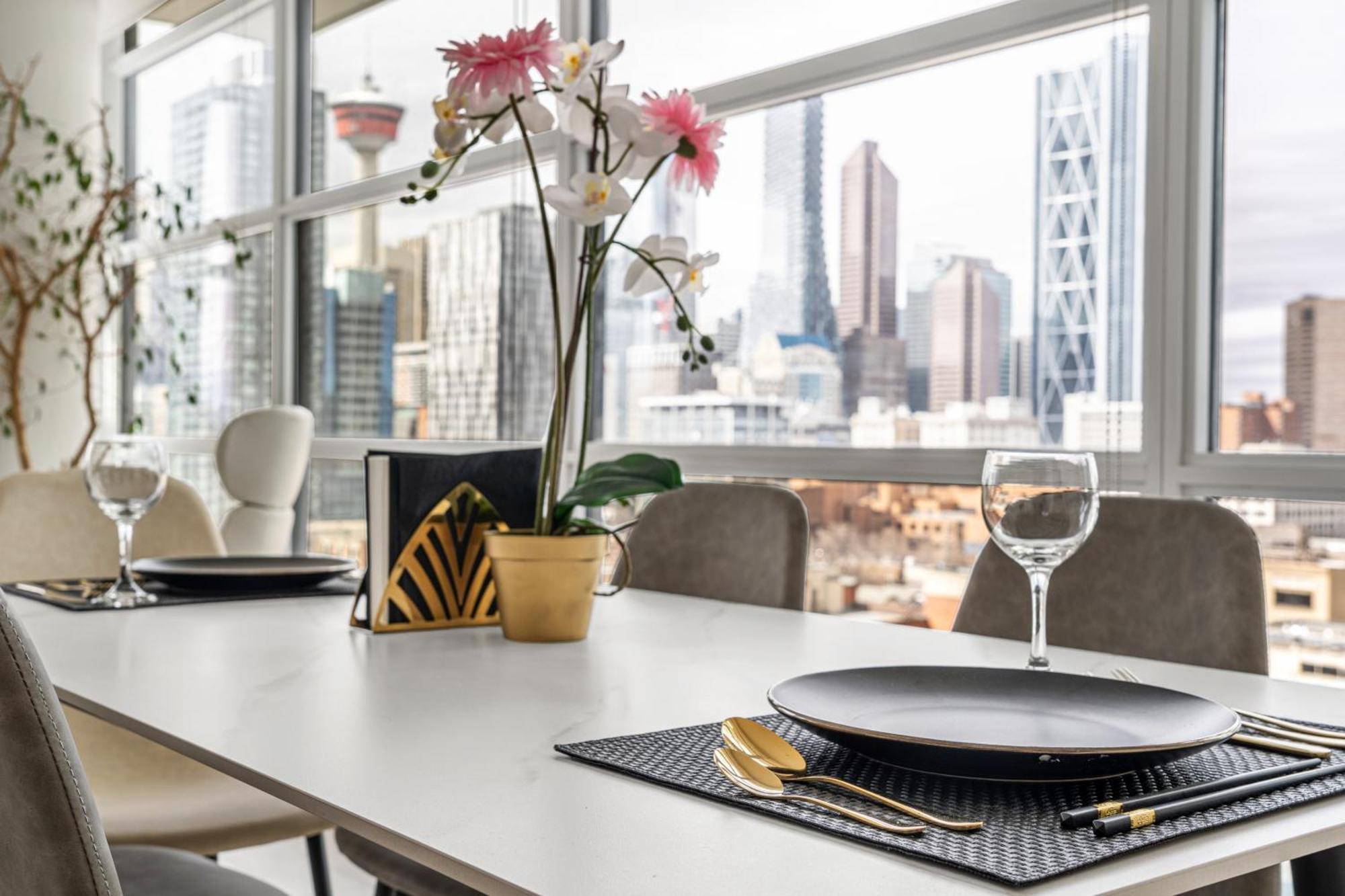 5-min Walk To Stampede!! Luxury Corner Unit Dt W Panoramic Skyline & Tower Views! Near Stampede, Bmo Centre! Free Banff Pass, Parking, Wine! Calgary
