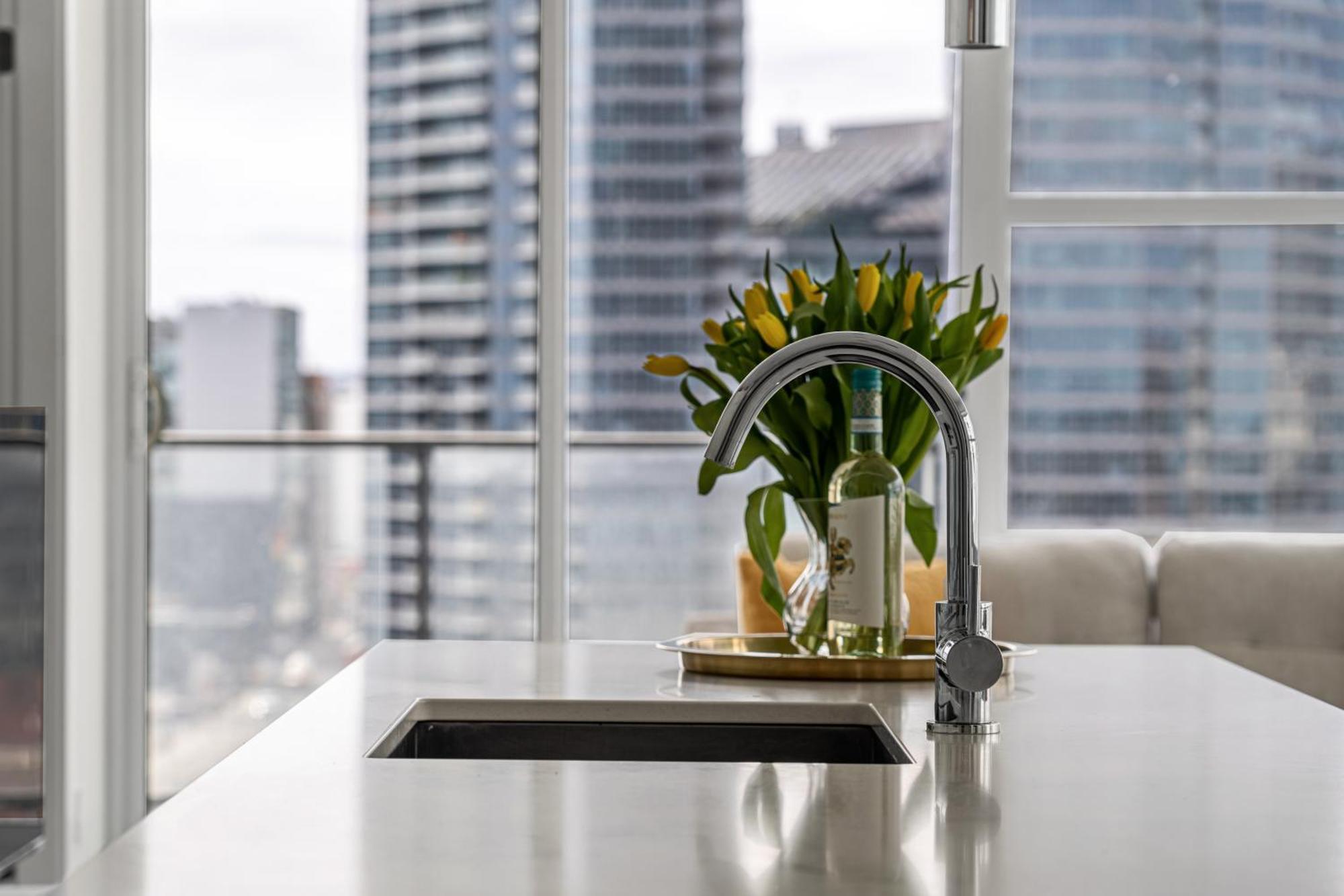 5-min Walk To Stampede!! Luxury Corner Unit Dt W Panoramic Skyline & Tower Views! Near Stampede, Bmo Centre! Free Banff Pass, Parking, Wine!